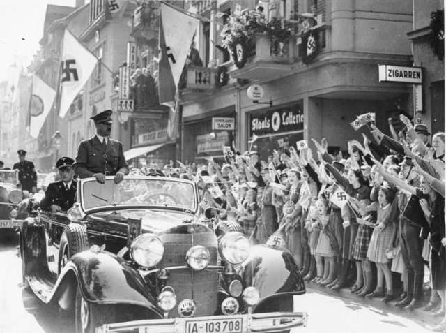 Adolf Hitler &agrave; Bonn en 1938 - Bundesarchiv, Bild 183-H12704 / CC-BY-SA 3.0