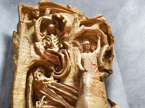 La statue du Christ, le représentant de l'humanité, entre Lucifer et Ahriman