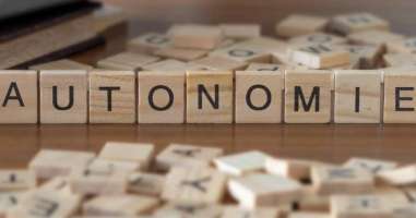 Le mot "autonomie" est mentionn&eacute; sur un panneau en bois.