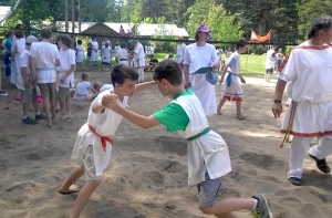 Un combat entre enfants pendant une série d'épreuves olympiques à l'école Waldorf (en 5ème classe)
